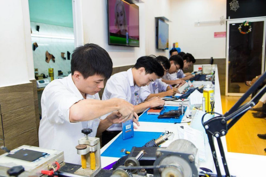 Hình ảnh Trung Tâm Dạy Nghề Sửa Chữa Điện Thoại và Laptop 24h ảnh 3