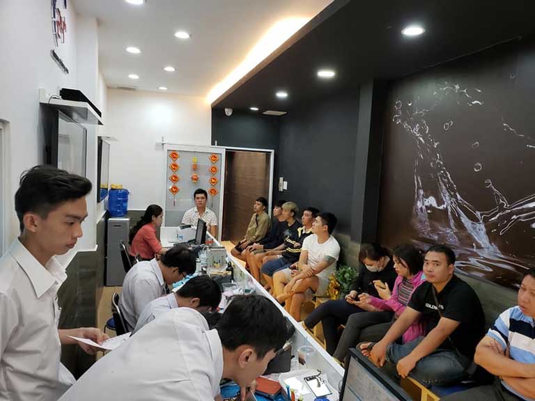 Khách hàng chờ nhận thiết bị sau sửa chữa