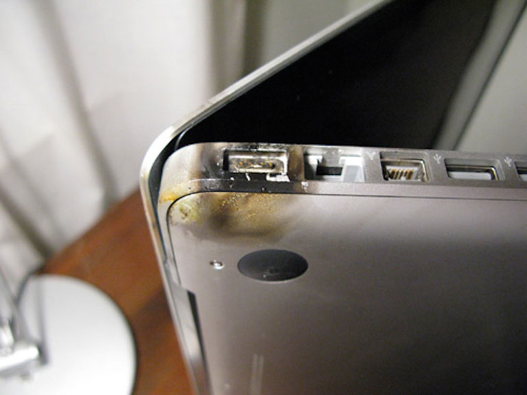 Dịch vụ sửa sạc Macbook, thay dây sạc Macbook chính hãng TPHCM