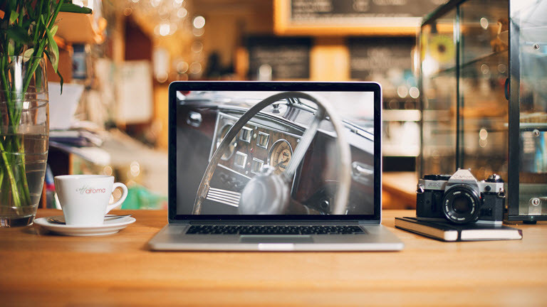 Màn hình Macbook bị xoay ngược phải làm sao?